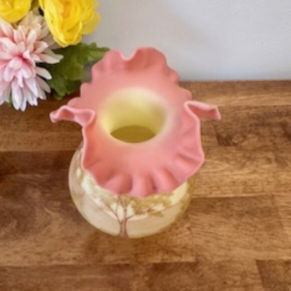 Fenton Burmese Glass Vase Signed Sue Foster – Hand Painted Ruffled Top Art Glass - Picture 3 of 7